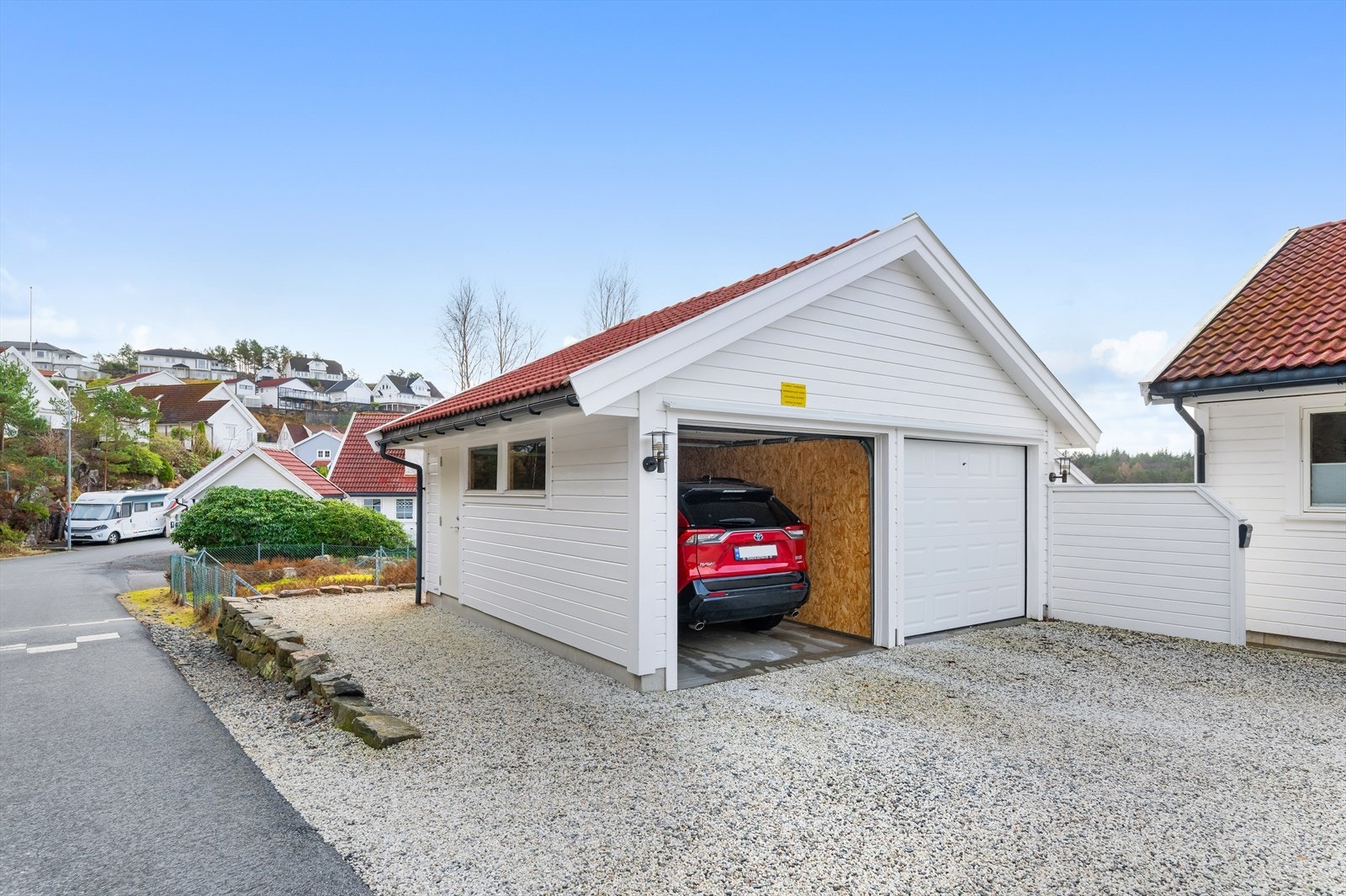 Dør montert inn til garasje, i tillegg til garasjeport Galleribilde