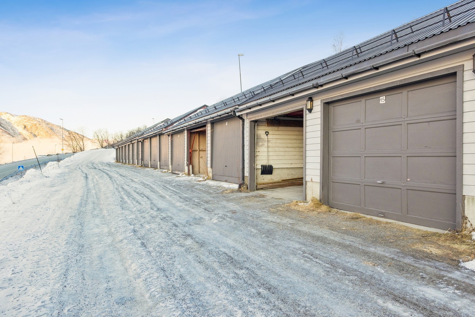 Garasje i rekke merket nr 15 følger med og disponeres av denne andelen. Galleribilde