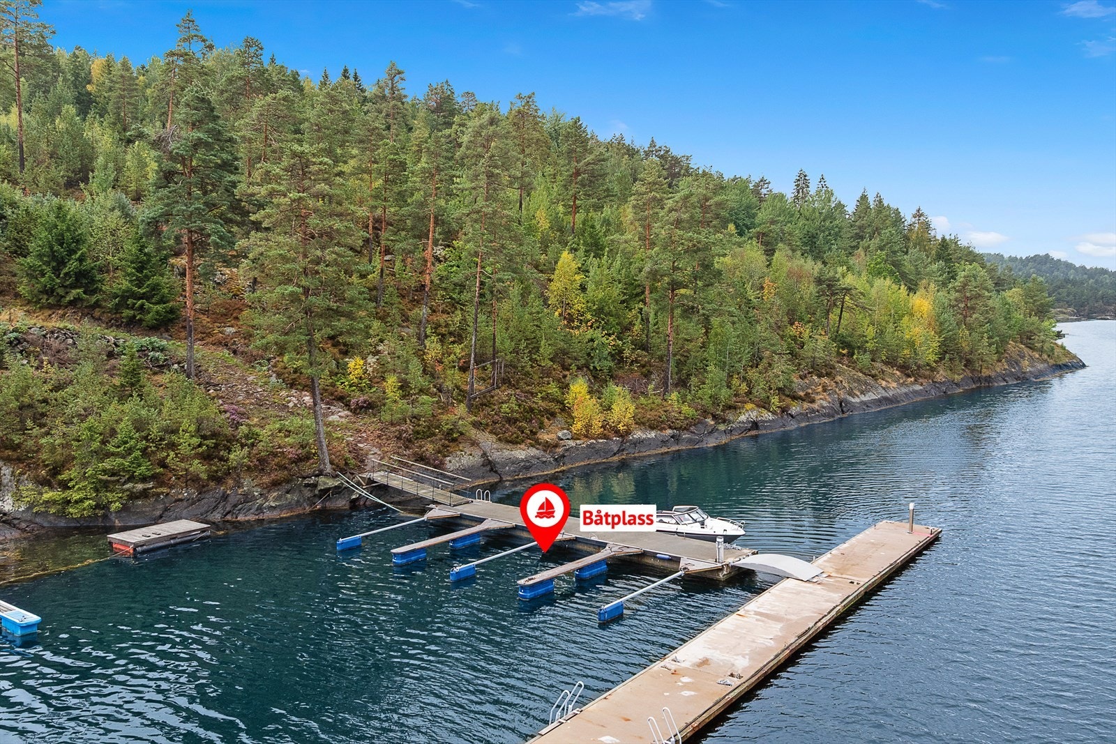 Båtplass i flott anlegg nedenfor eiendommen! Få minutters gange fra hytta. Her er det også tilrettelagt med flere badestiger. Galleribilde