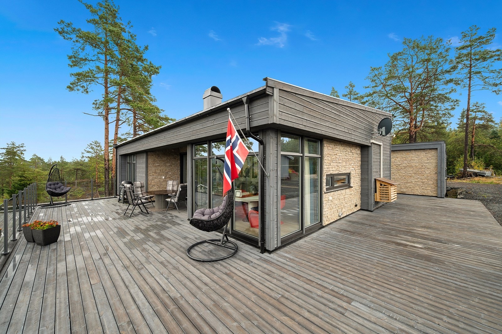 Fasade og flotte terrassearealer. Galleribilde
