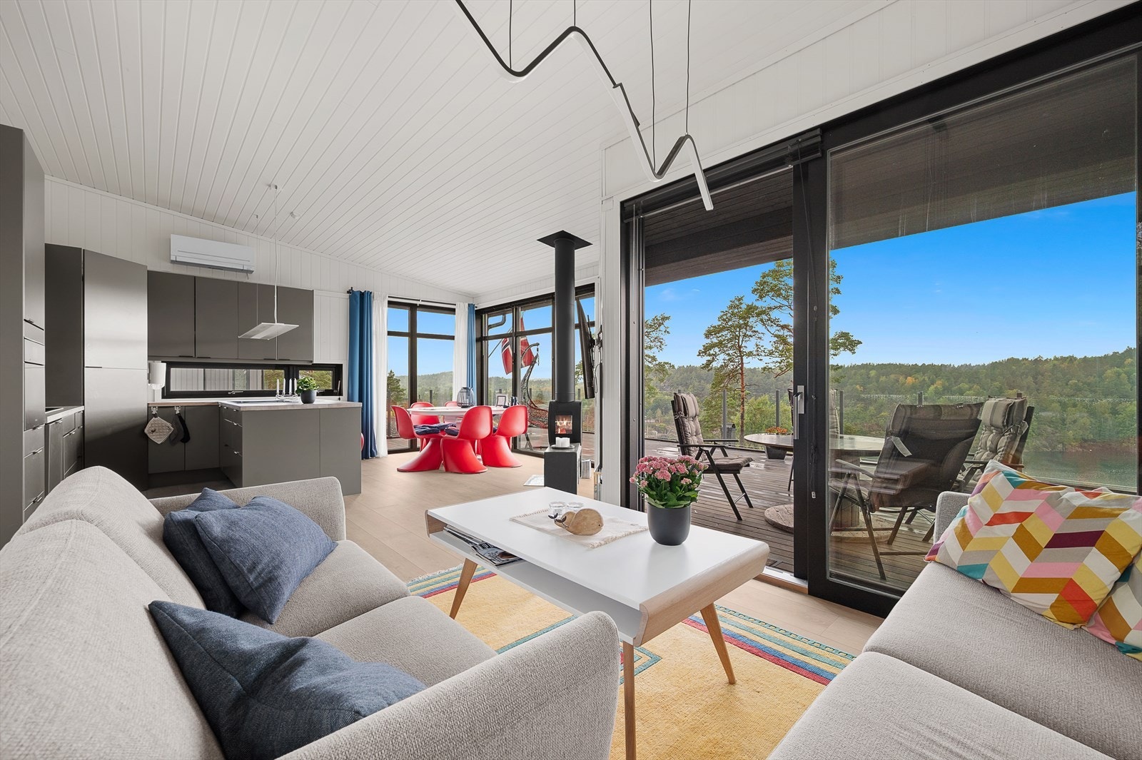 Stue med utgang til terrassen. Svært generøst med naturlig belysning med de store vindusflatene! Galleribilde