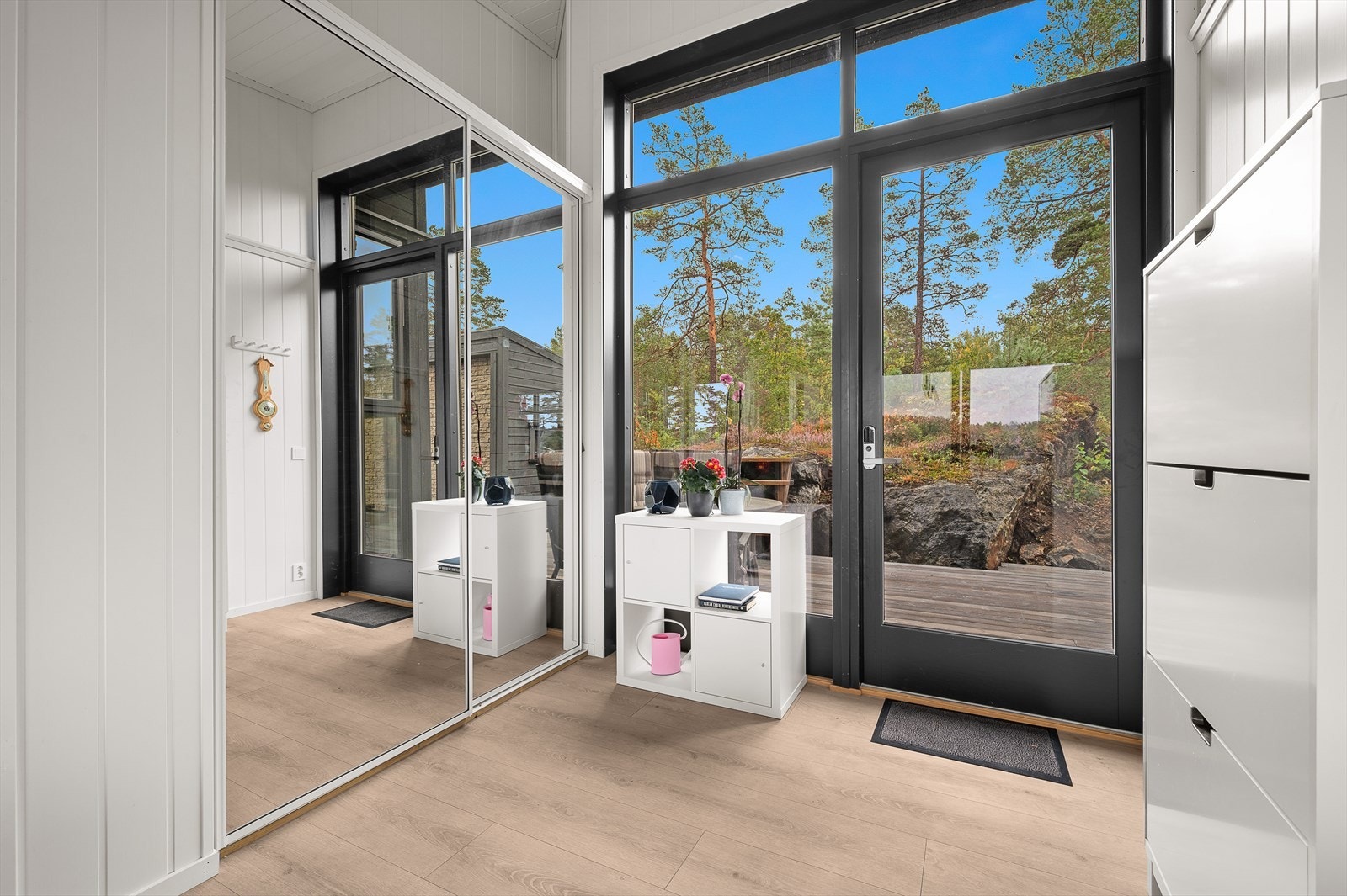 Velkommen inn! Romslig entrè med masse garderobeplass og store vindusflater. Galleribilde