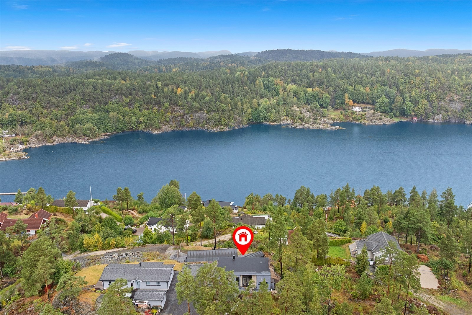 Grosplassveien 6. Herlig beliggende; høyt, fritt, solrikt og med nydelig utsikt! Galleribilde