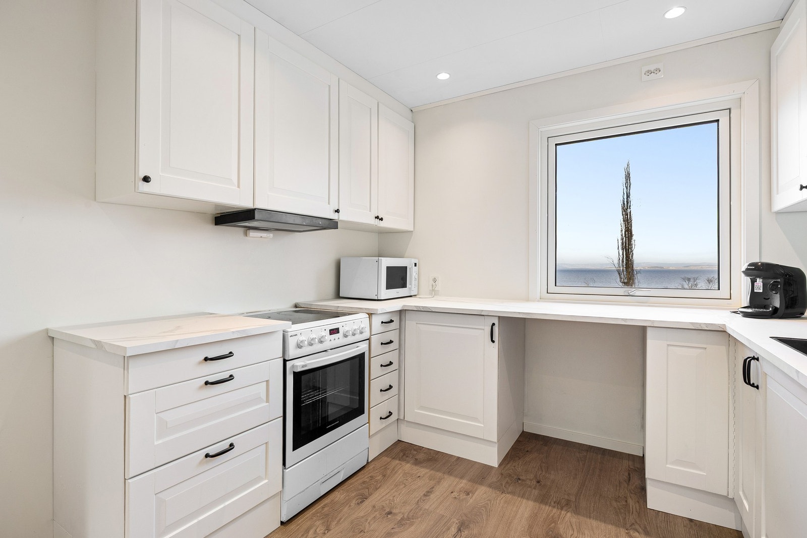 Kjøkkenet er innredet med mekanisk avtrekk over stekesonen. Galleribilde