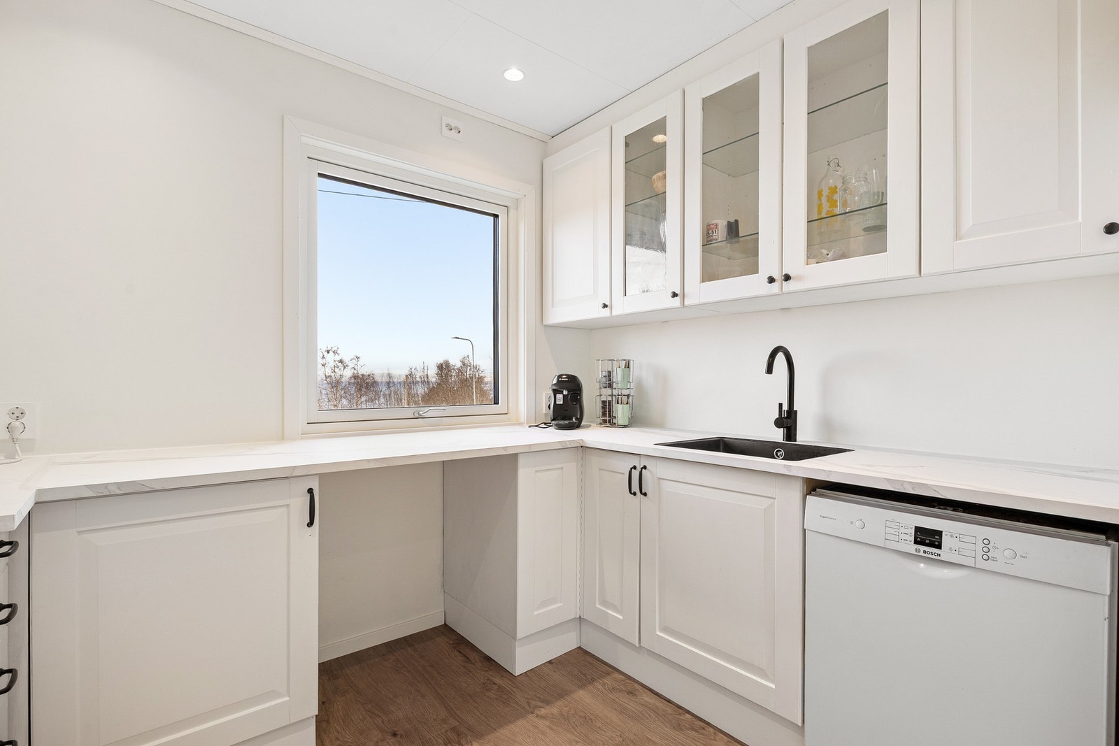 Lys kjøkkeninnredning med profilerte fronter. Galleribilde