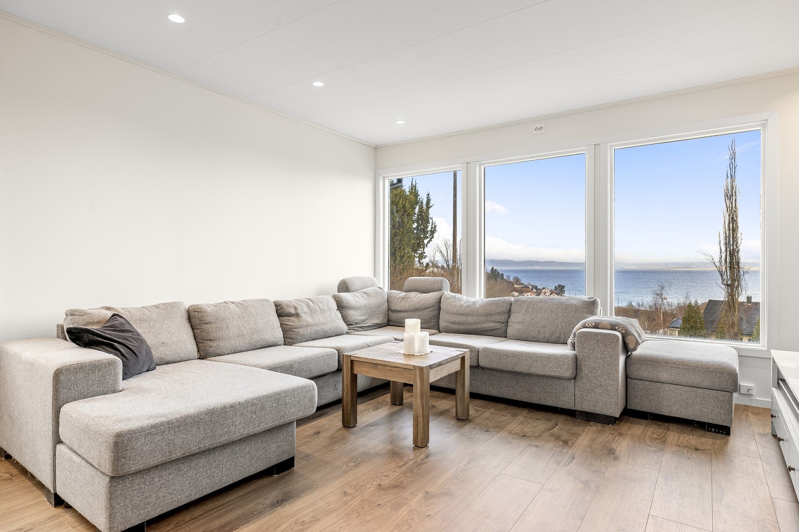 Store vindusoverflater som gir rikelig med naturlig lysinnslipp. Galleribilde