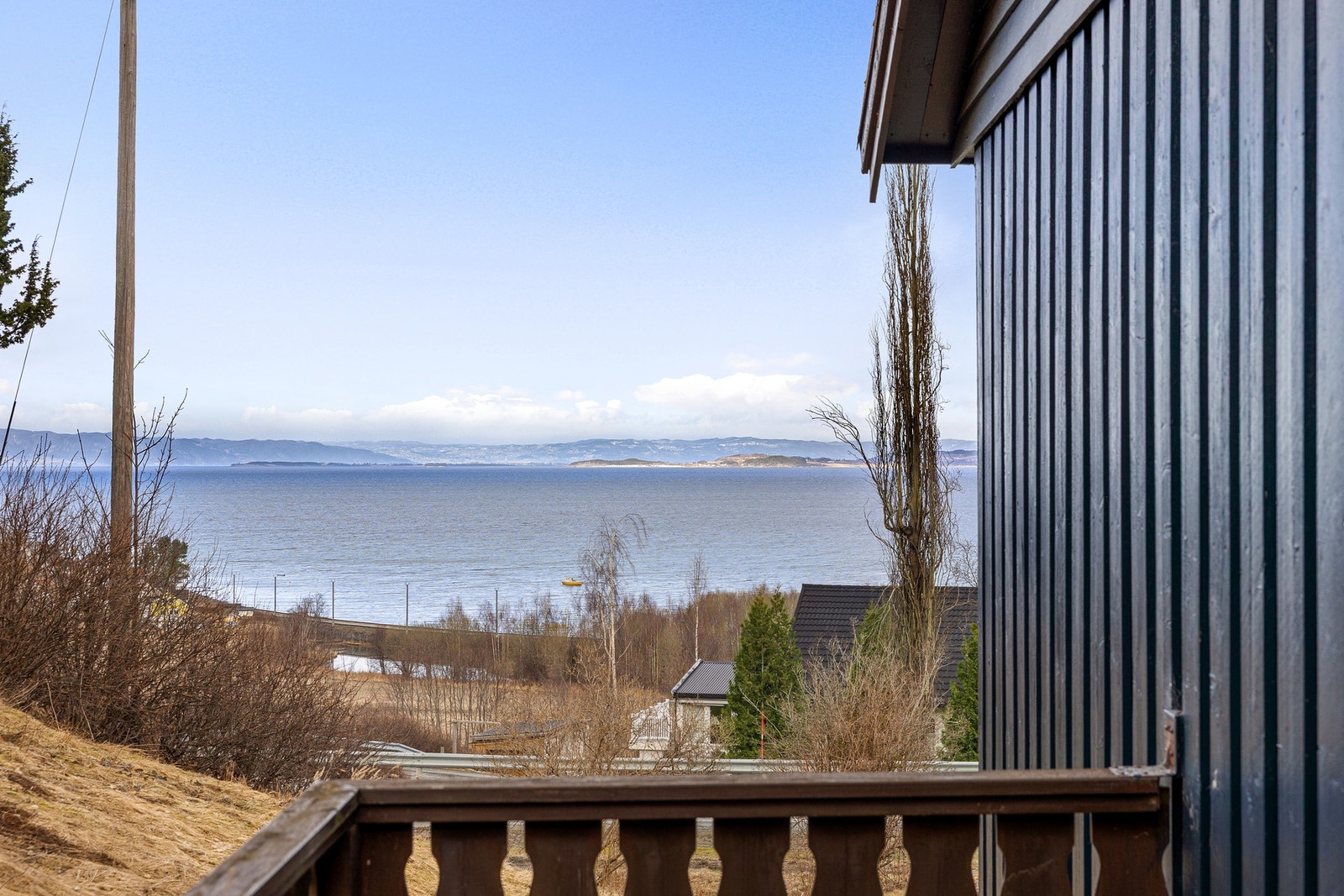 Fra verandaen kan du nyte fantastisk utsikt. Galleribilde
