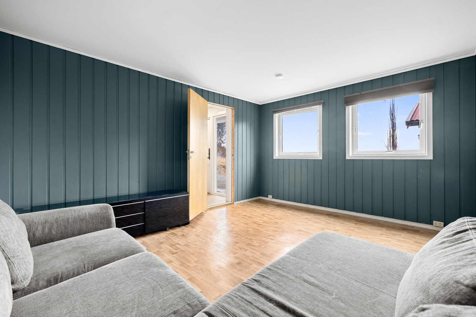 Her er det rikelig med plass til oppbevaringsmøblement. Galleribilde