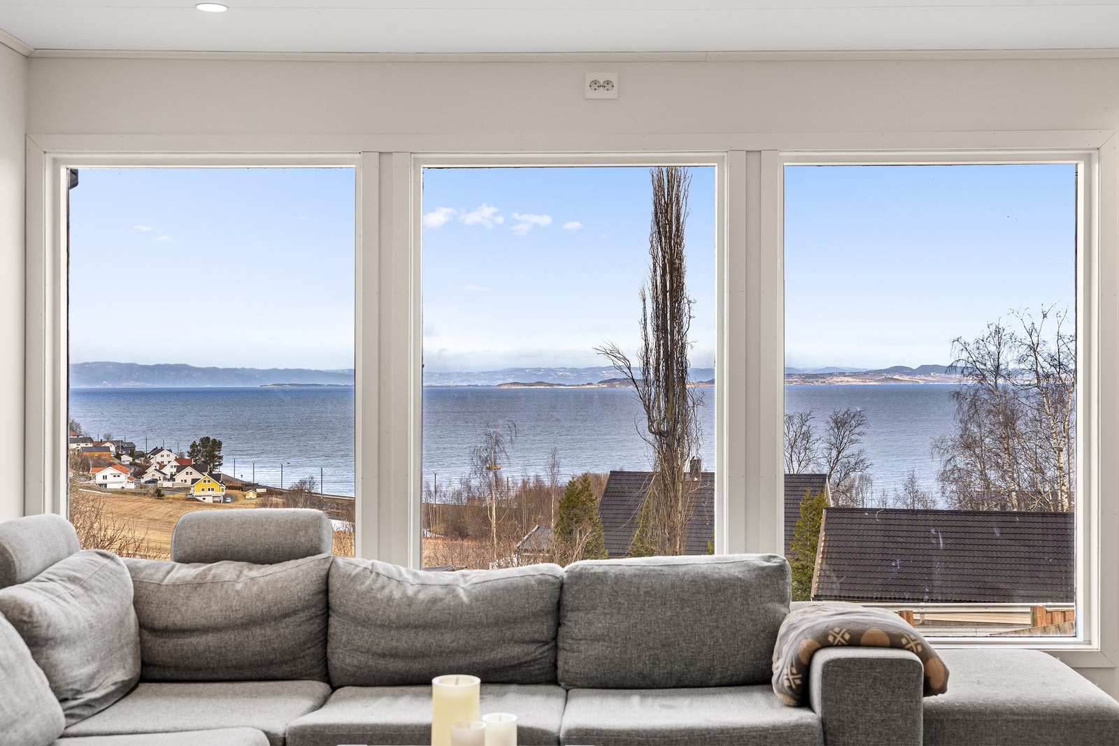 Her kan du nyte flott sjøutsikt fra stuen. Galleribilde