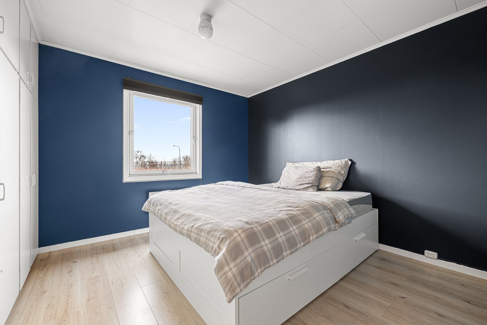 Soverom på 11,9 kvm med stor garderobe. Galleribilde