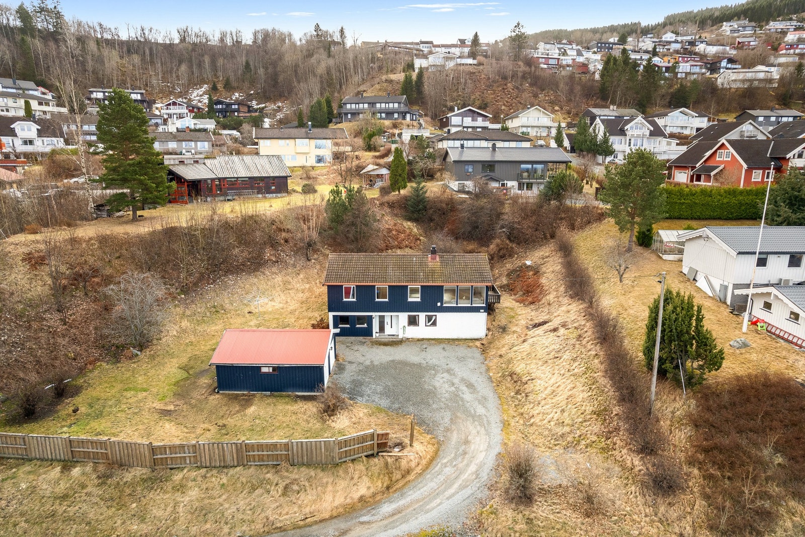 Boligen ligger i et rolig og veletablert boligområde. Galleribilde
