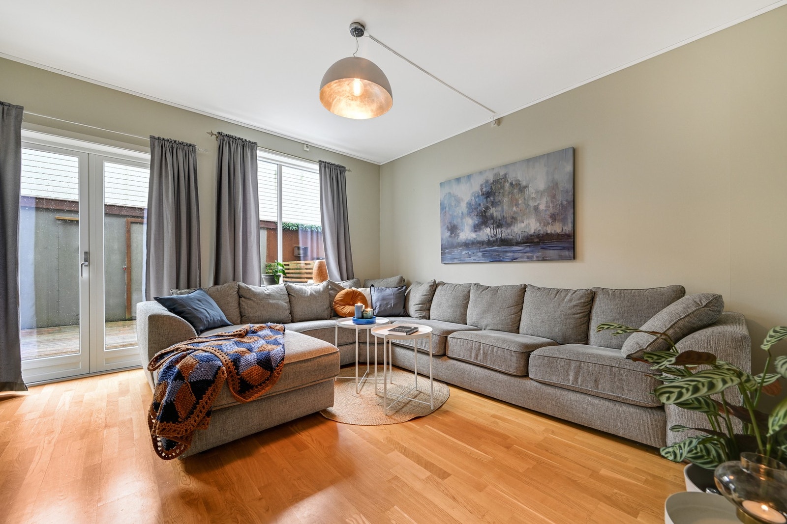 Det er parkett på gulvet og malte vegger og tak. Galleribilde