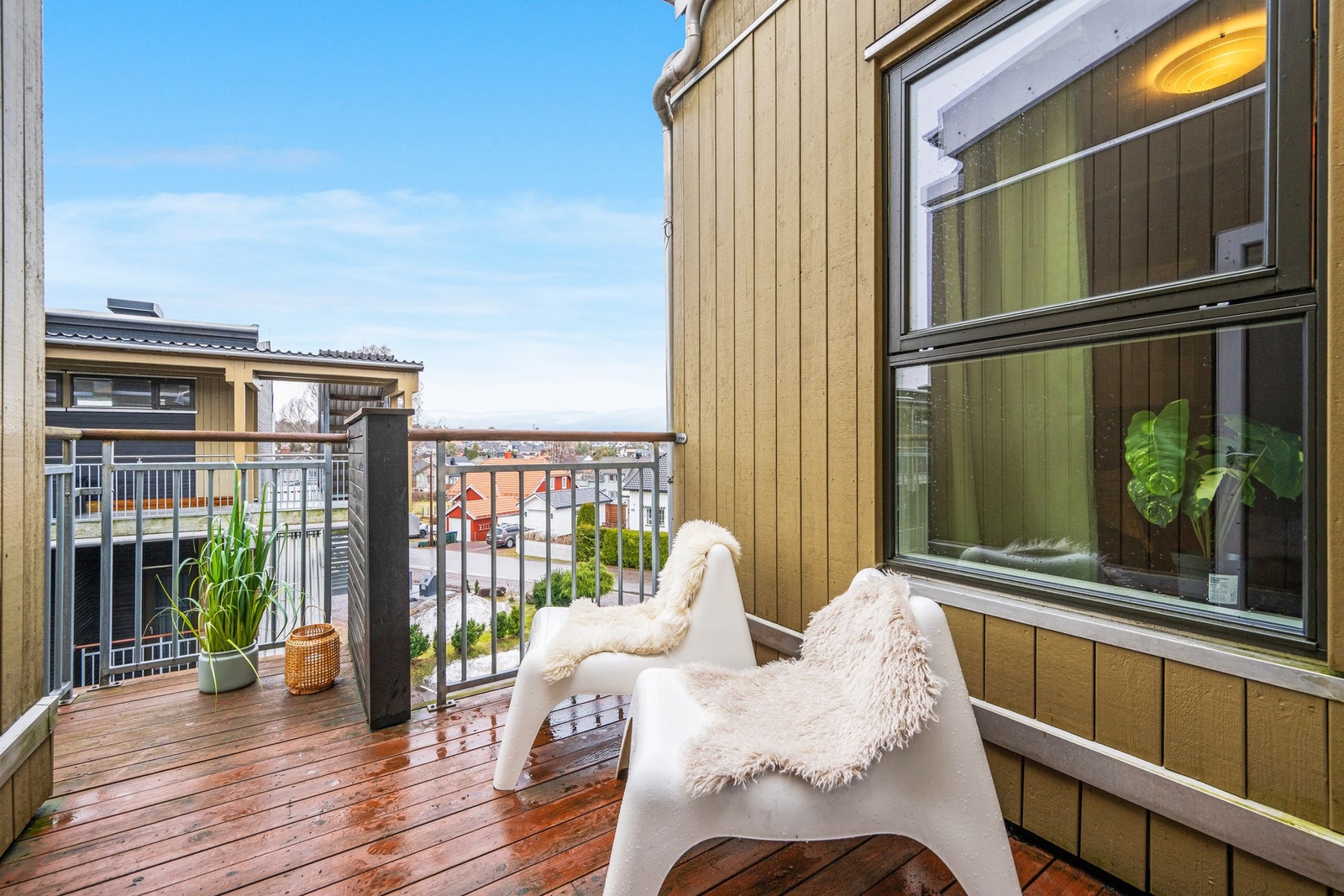 Det er godt med plass for stoler, et kaffebord og annet ønskelig. Galleribilde