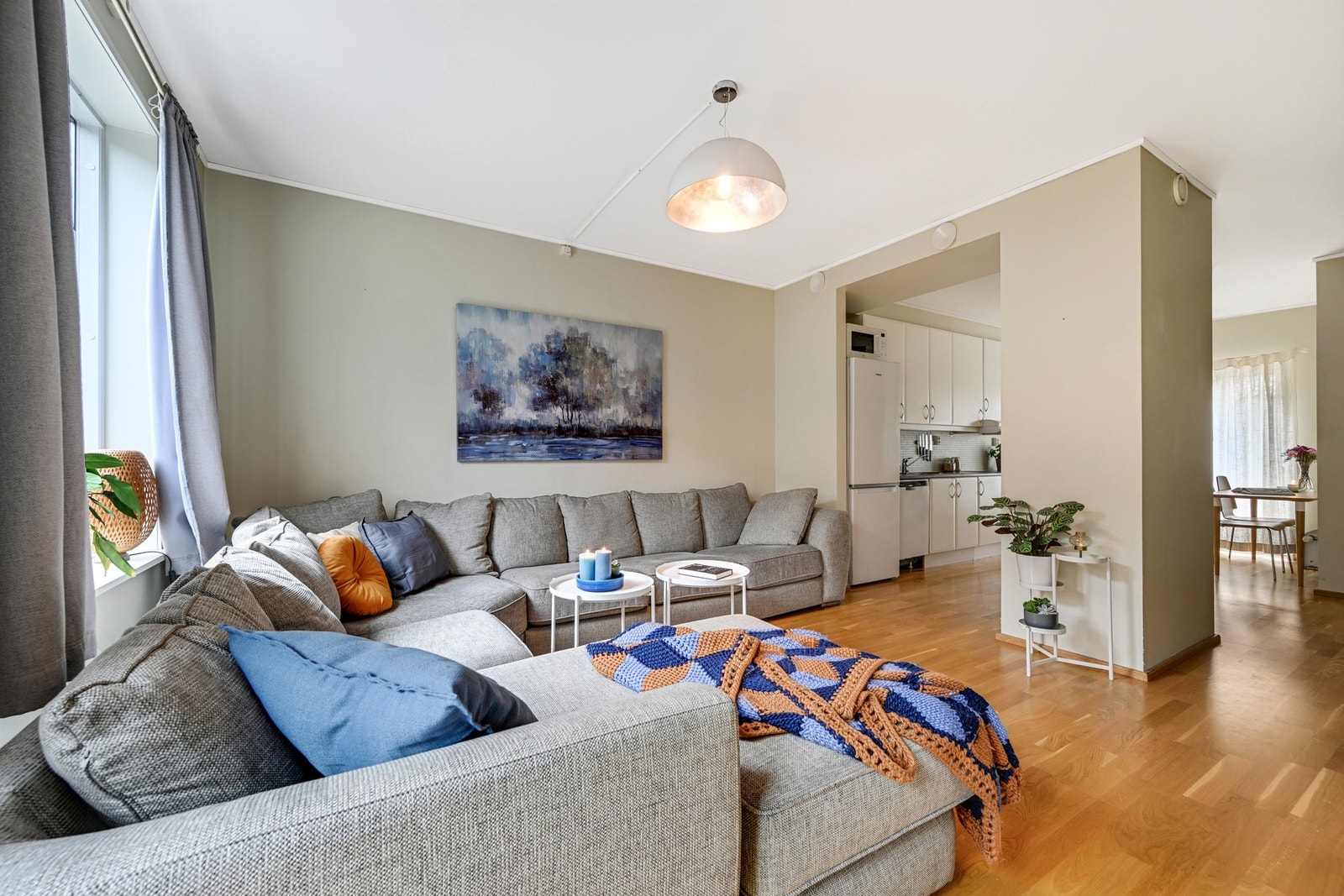 Åpen mot stuen med plass til stor sofa Galleribilde