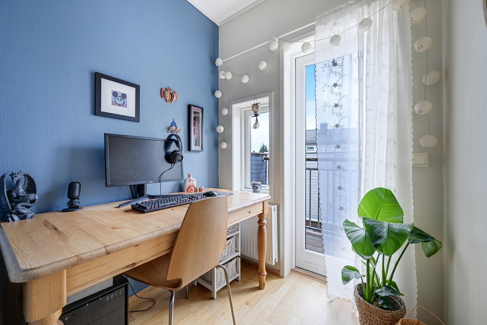 Praktisk kontorløsning i gangen - også her er det egen balkong Galleribilde