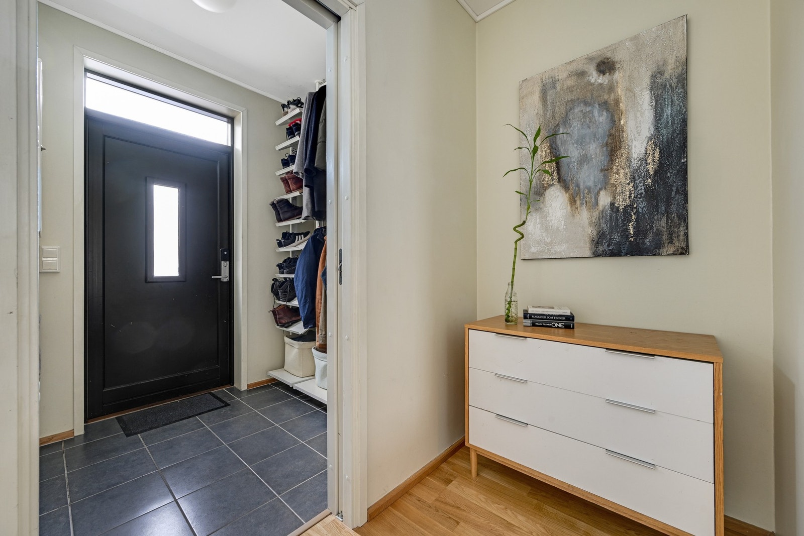 Velkommen inn i en innbydende og lys entré med flislagt gulv Galleribilde