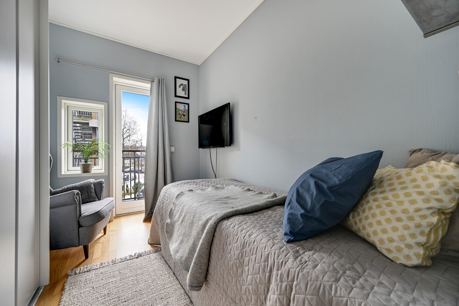 Dette har skyvedørsgarderobe og utgang til balkong Galleribilde