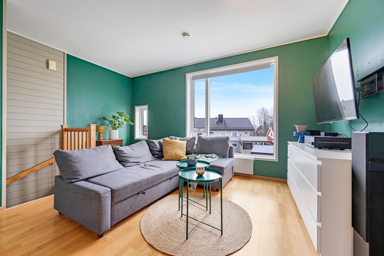 Videre opp i 3. etasje er det nok en stilig stue med planløsning som byr på muligheter for å innrede etter hva man selv ønsker. Galleribilde