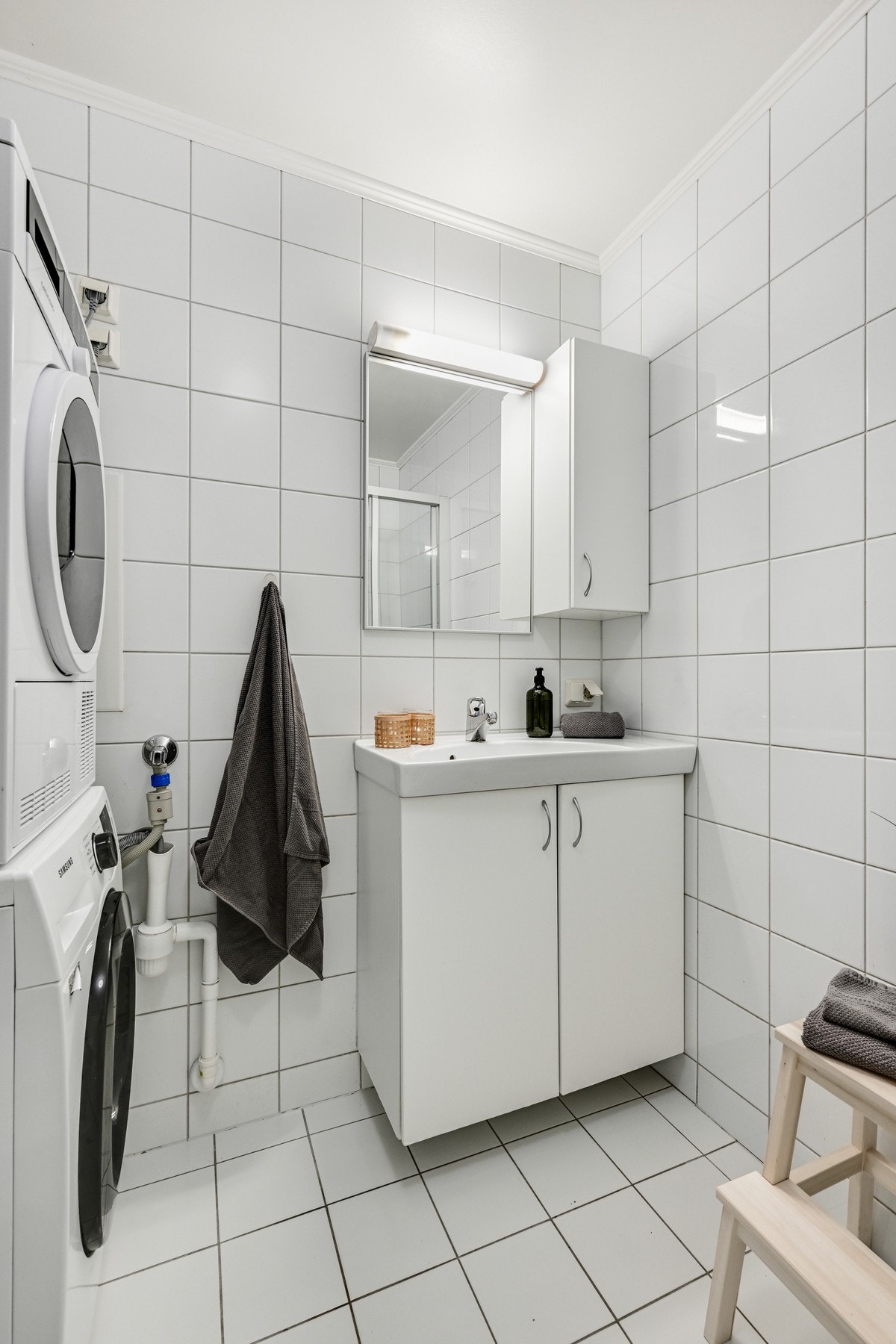 Pent flislagt bad med opplegg for vaskemaskin Galleribilde