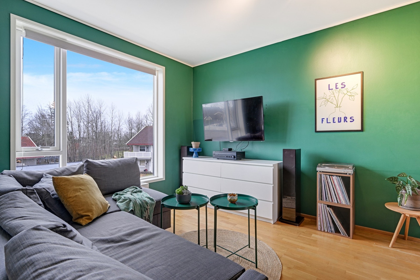 Store vindusflater sørger for naturlig lys inn i rommet. Galleribilde