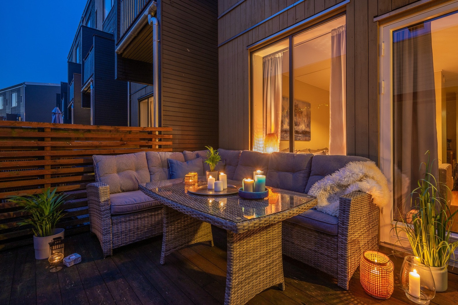 Fra stuen er det utgang til en stor terrasse med plass for venner og familie Galleribilde