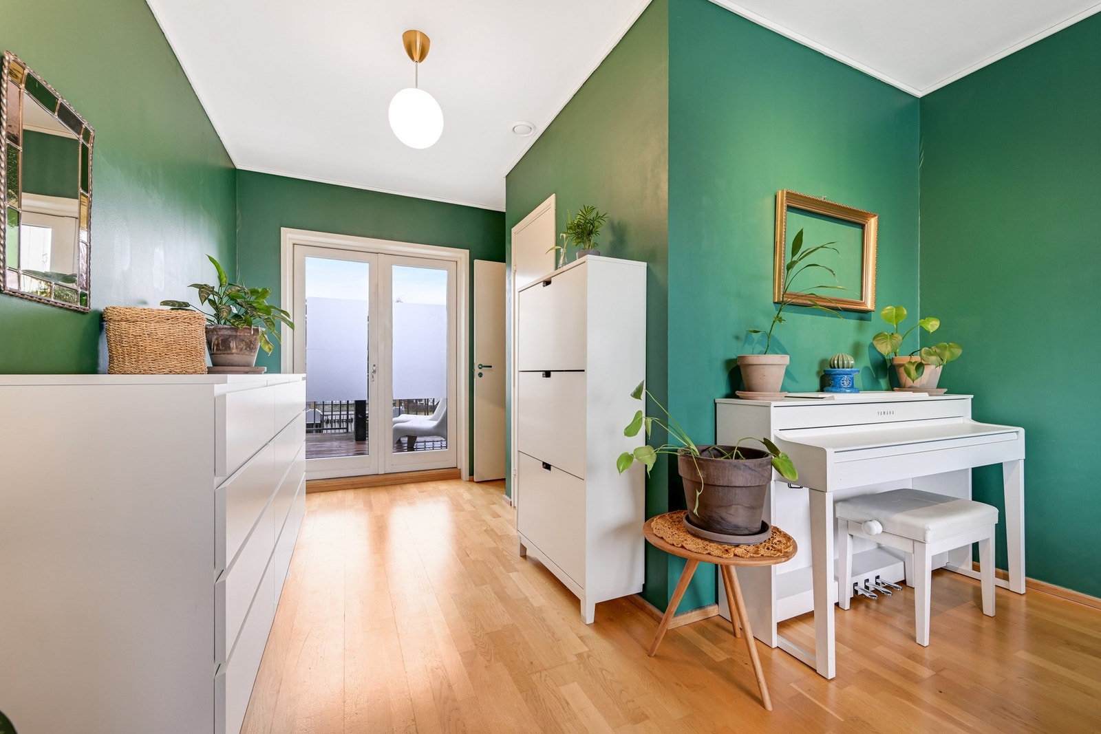 Gang i 3. etasje med dør ut til en flott balkong med ytterligere tilbud for avslapning i frisk luft. Galleribilde