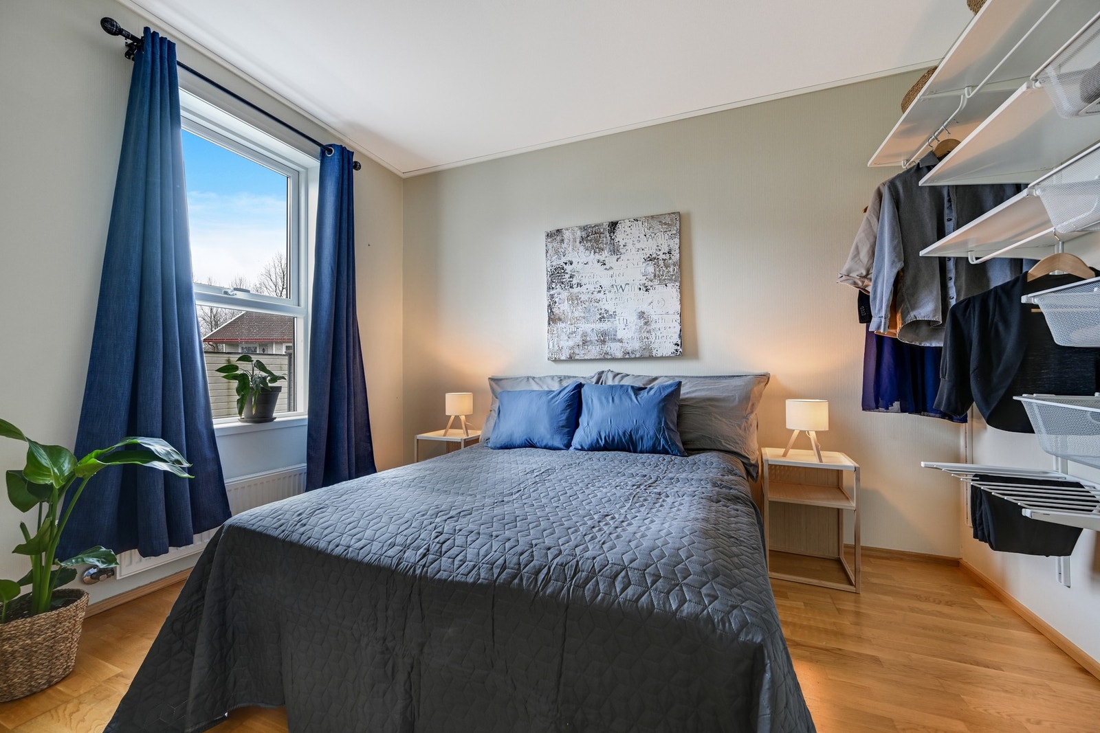 Romslig hovedsoverom med plass til skap Galleribilde