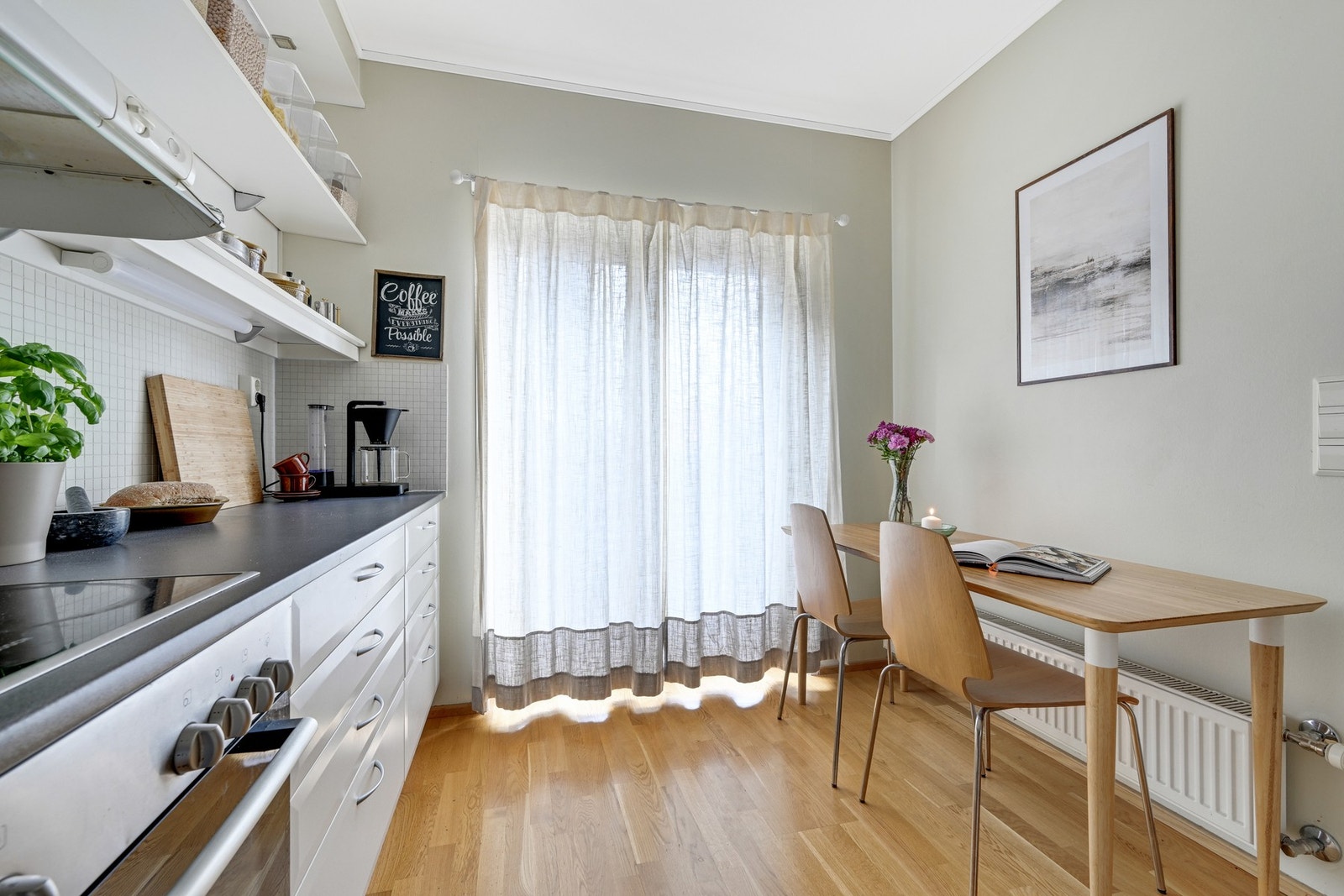 Fin plass til frokostbord på kjøkkenet Galleribilde