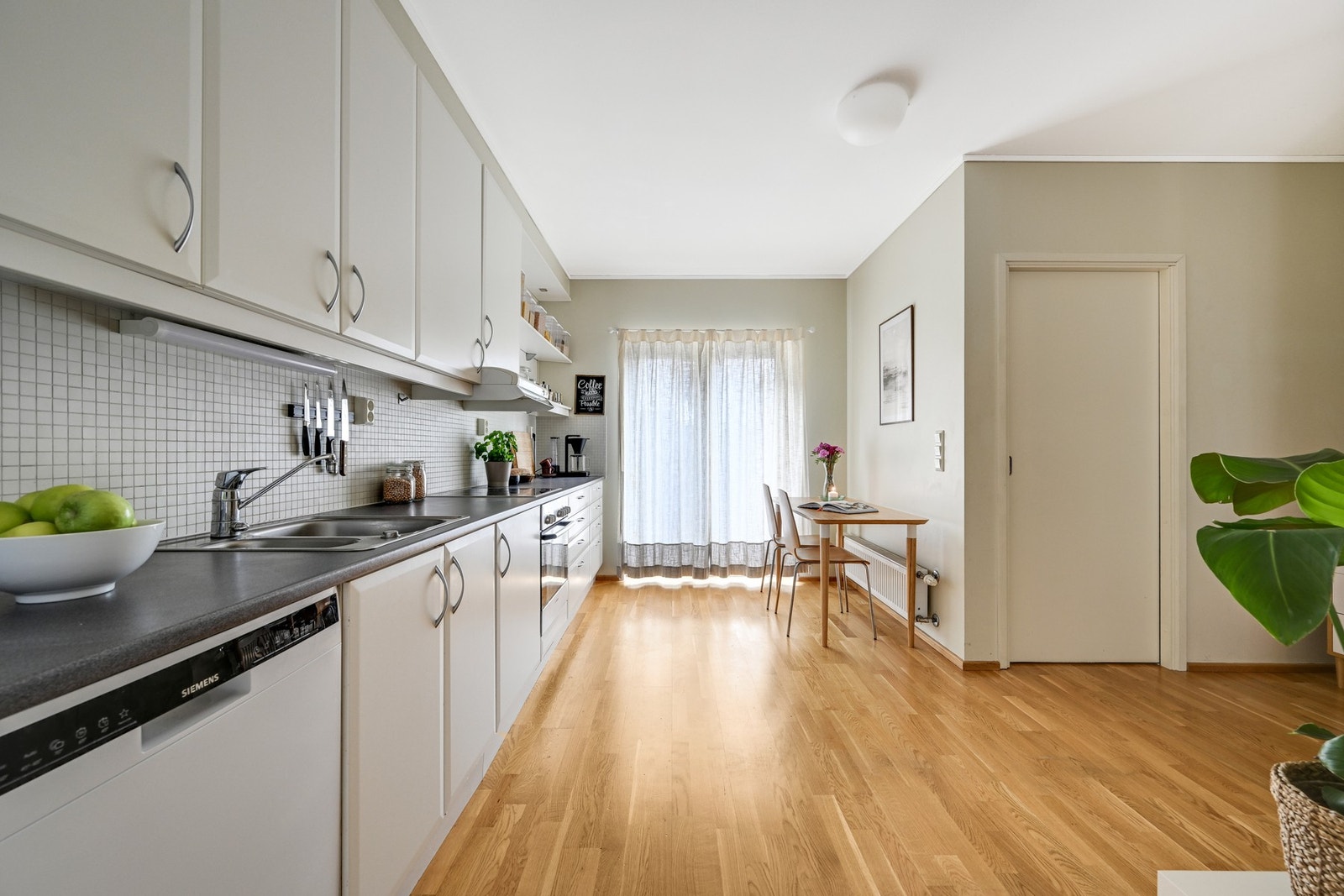 Boligen samlingspunkt er kjøkken/allrom i 1. etasje Galleribilde