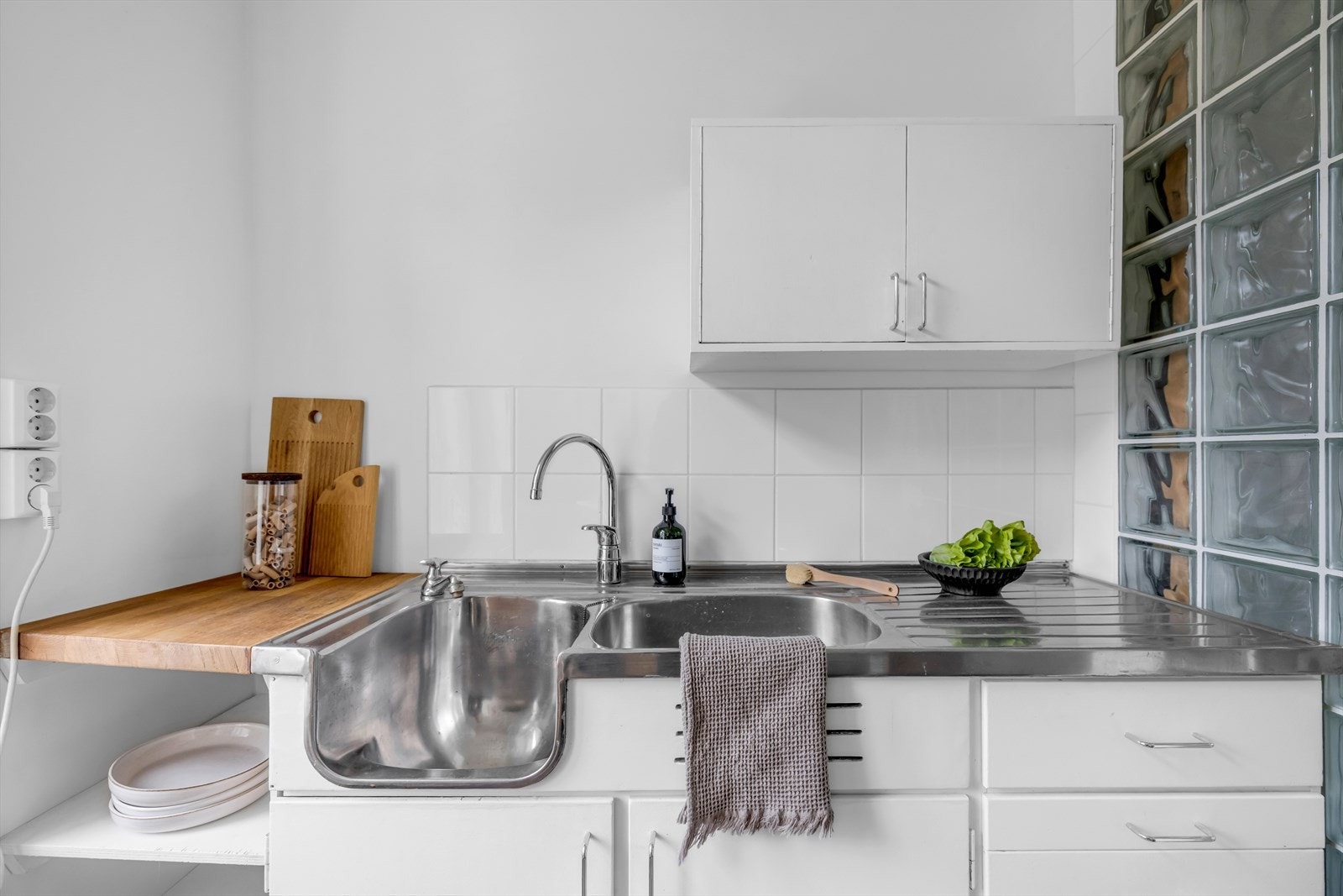 Praktisk benkebeslag i stål med oppvaskkum og utslagsvask. Galleribilde