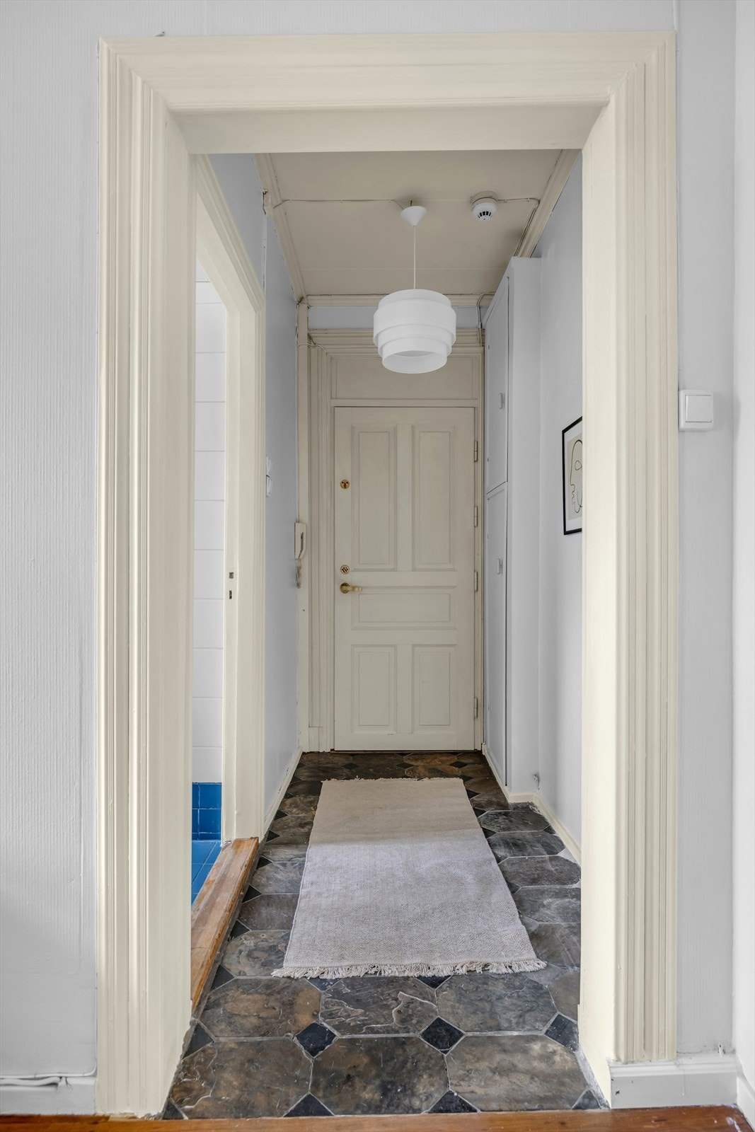 Entréen har plass til oppbevaring og et sikringsskap med automatsikringer. Galleribilde