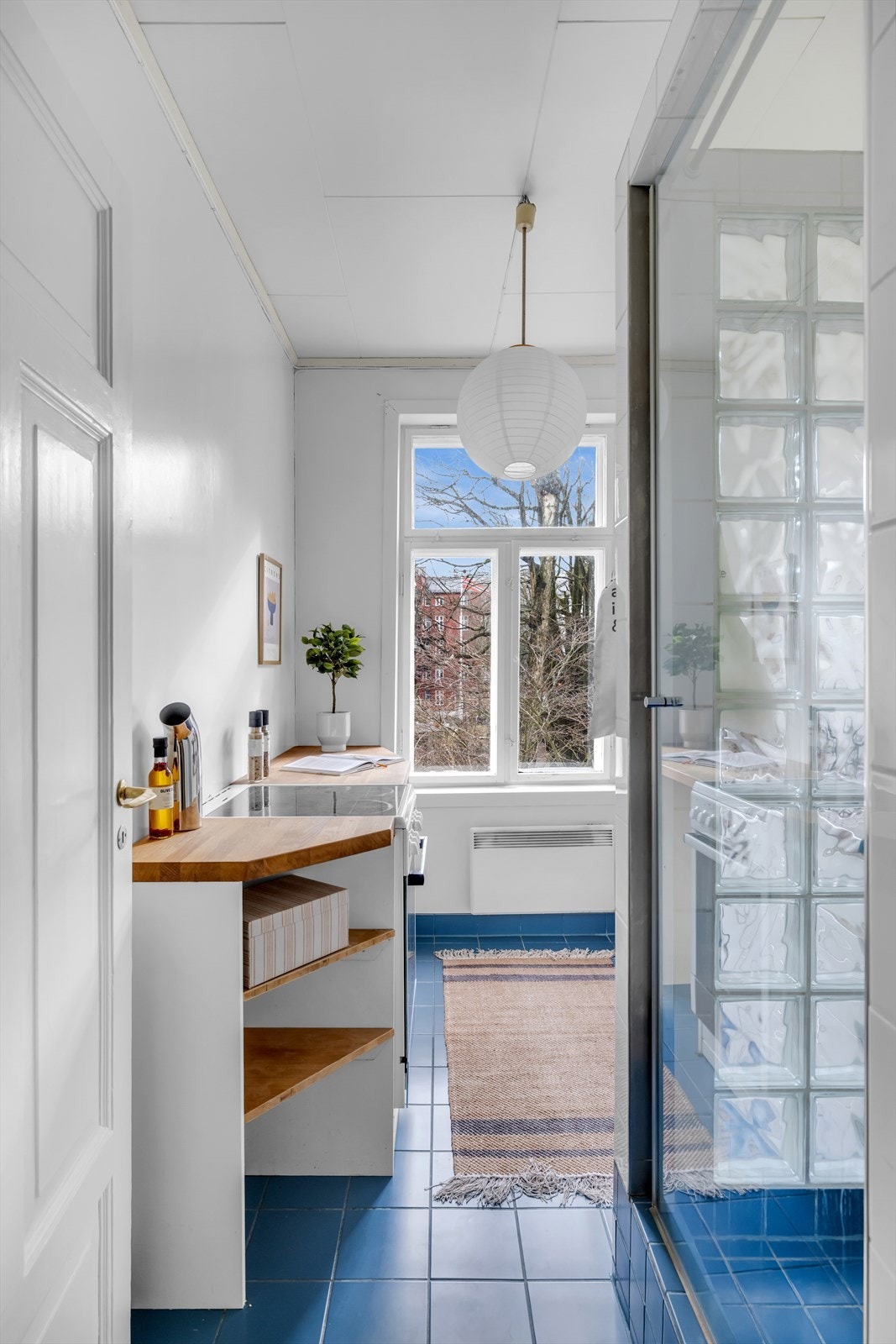 Leiligheten har et arealeffektivt, separat kjøkken med vindu mot det rolige gårdsrommet. Galleribilde