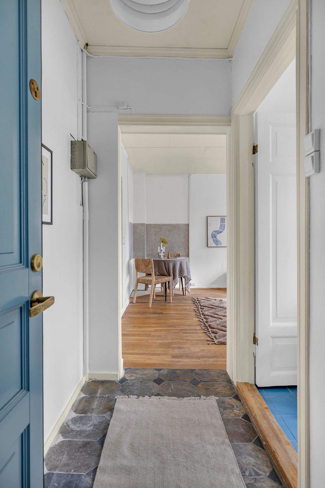 Fra entréen er det inngang til stue og kjøkken. Galleribilde