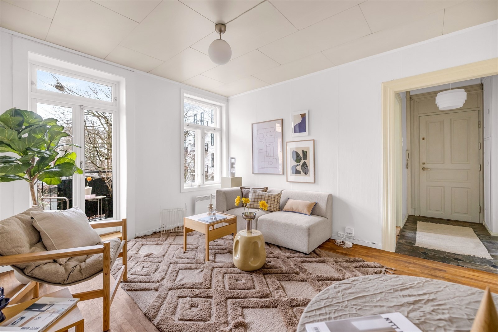 Rommet har eldre, malte fyllingsdører som bevarer bygårdens klassiske stil fra 1895. Galleribilde