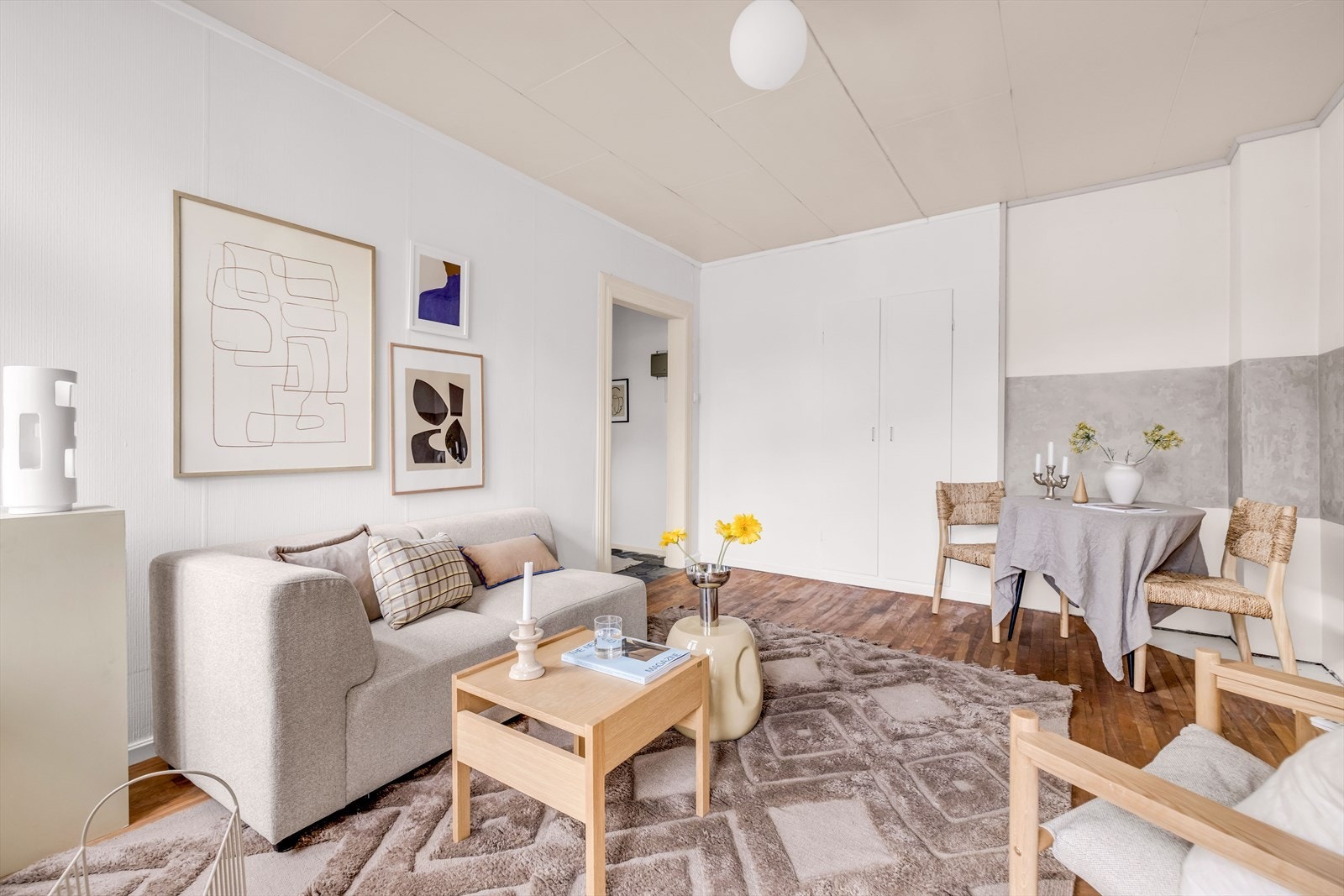 Lyst og innbydende i stuen. Galleribilde