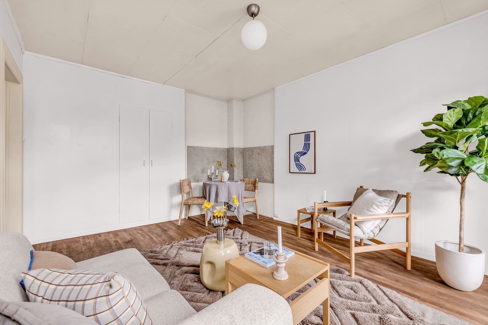 Integrerte skap i stuen gir praktisk og diskret oppbevaringsplass. Galleribilde