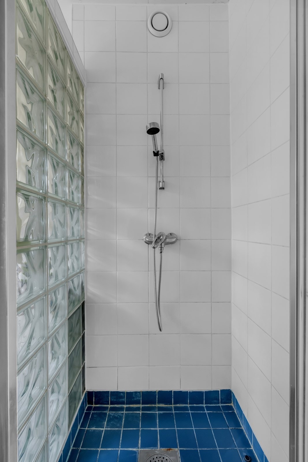 Dusjnisjen er avskjermet med en vegg av glassbyggerstein. Galleribilde