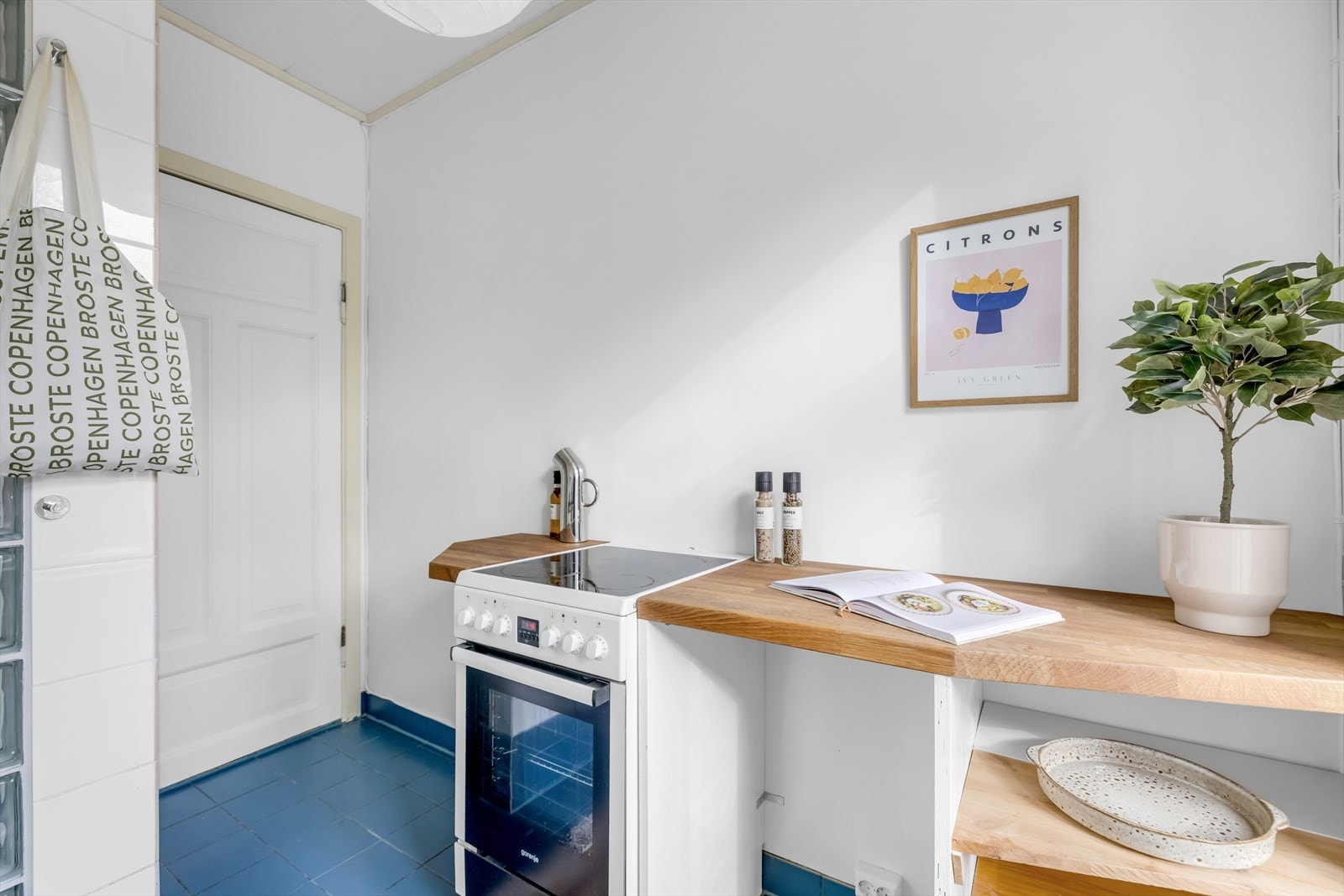 Innredningen fra rundt 1970 gir kjøkkenet en sjarmerende retro karakter. Galleribilde