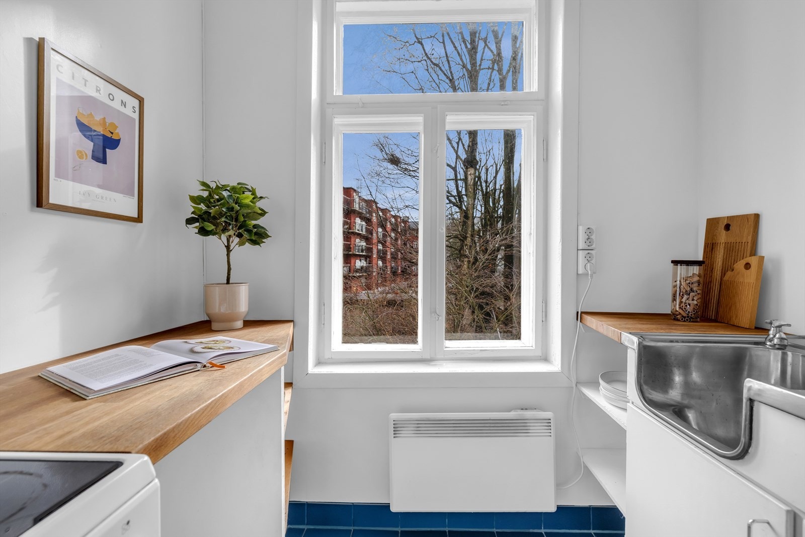 God arbeidsflate på kjøkkenet med en nyere benkeplate i tre. Galleribilde