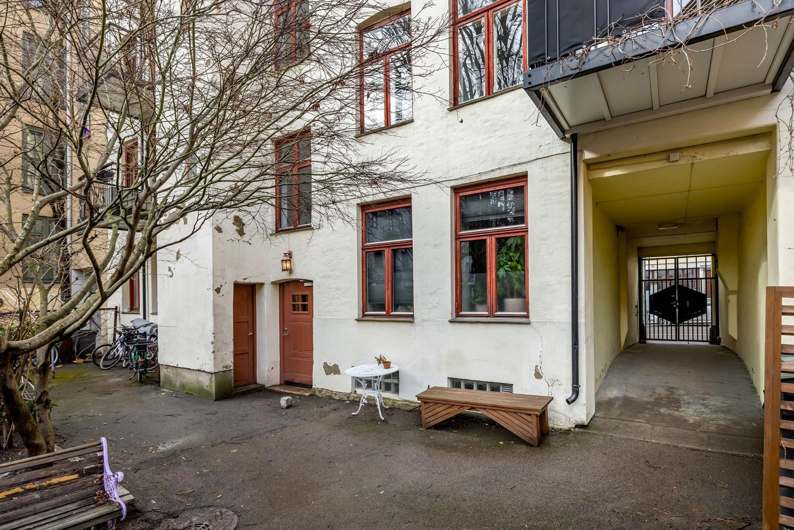 Bygården har pusset og malt fasade og et saltak tekket med takplater. Galleribilde