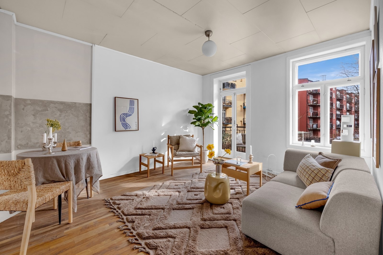 De store vinduene og balkongdøren gir en åpen følelse. Galleribilde