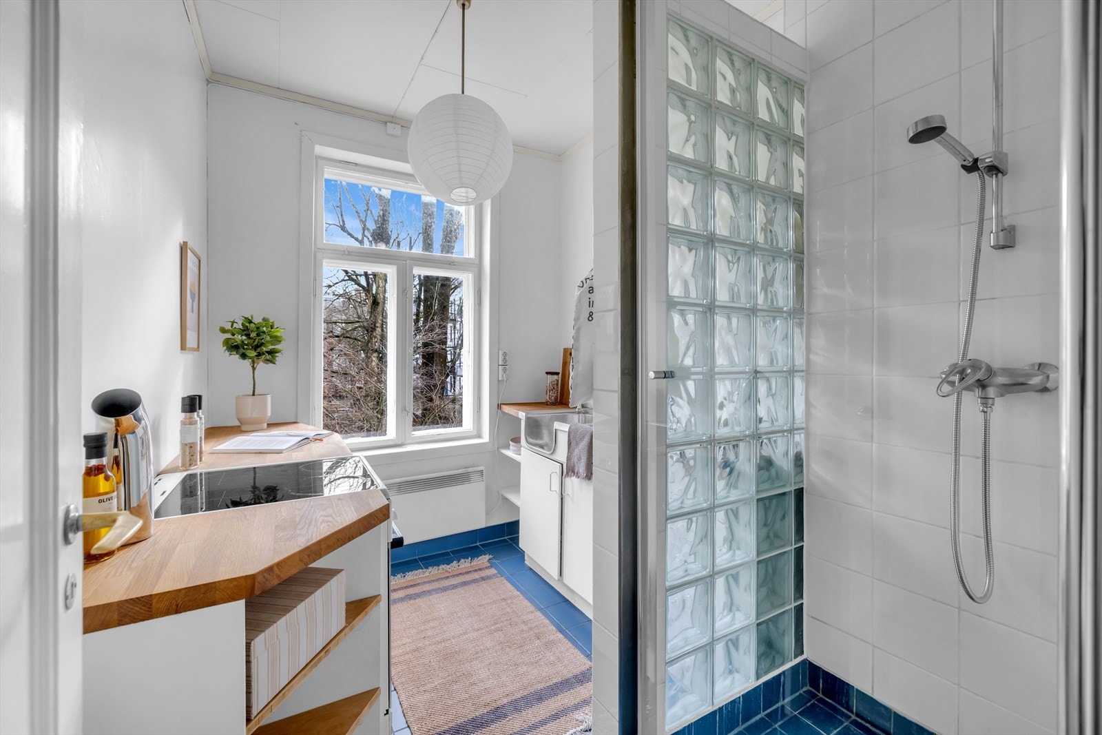 Kjøkkenet er utstyrt med en provisorisk dusjløsning med fliser på gulv og vegger (ikke godkjent som våtrom). Galleribilde