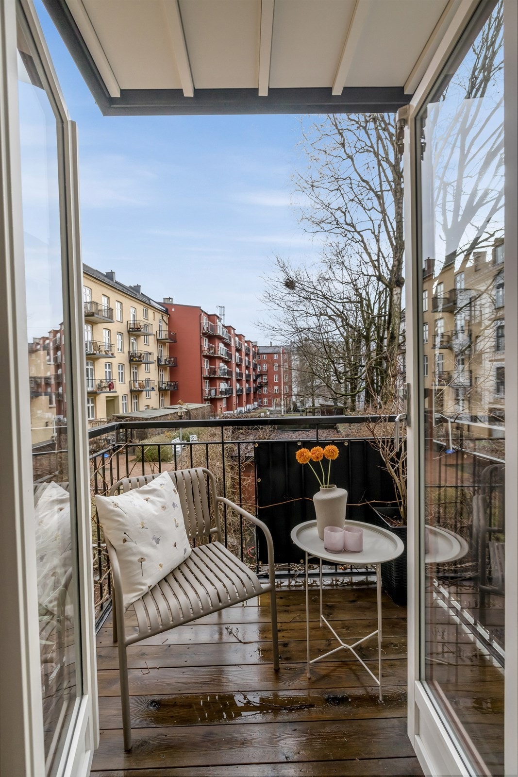 Fra stuen er det utgang til en sør/østvendt balkong på 2,6 m² med tredekke. Galleribilde