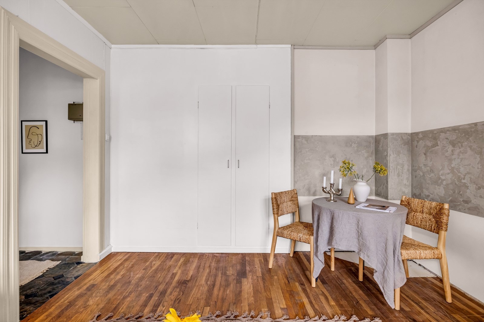 Det originale tregulvet gir rommet en varm og autentisk karakter. Galleribilde