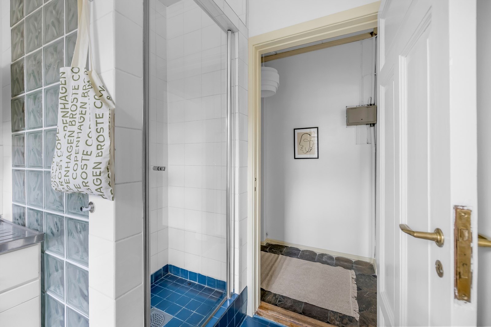 Utsyn mot entreen. Galleribilde