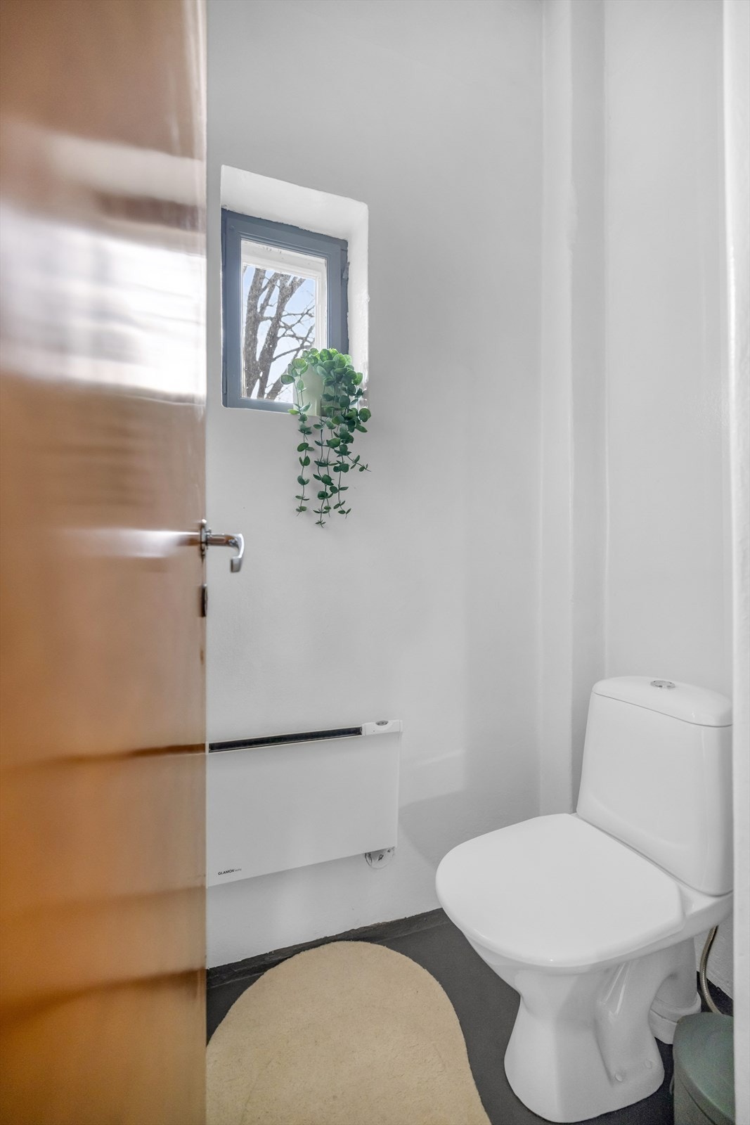 Leiligheten disponerer et toalettrom med adkomst fra felles trappeløp, plassert mellom 2. og 3. etasje. Galleribilde