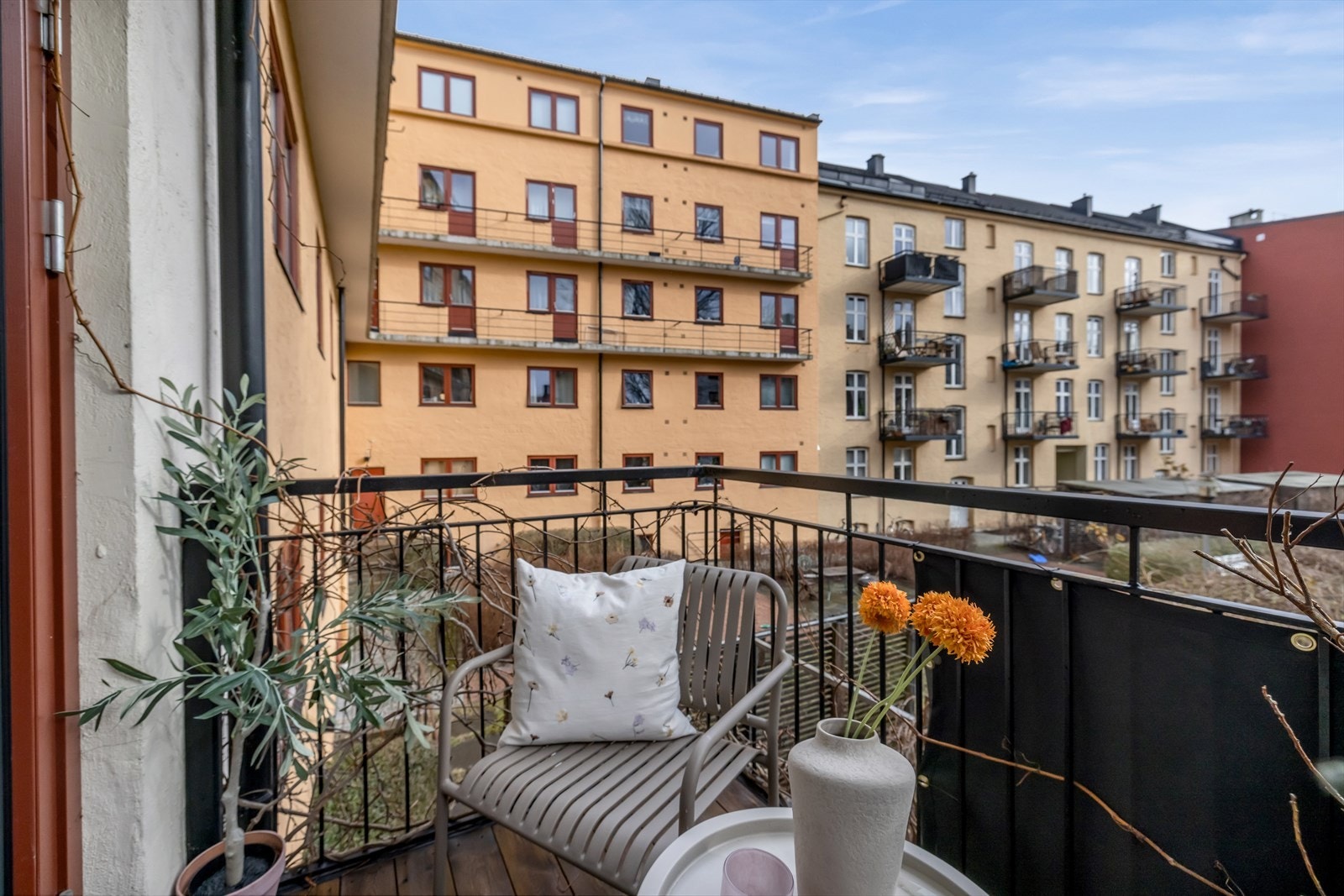 Balkongen har plass til en liten sittegruppe og vender mot det rolige gårdsrommet. Galleribilde