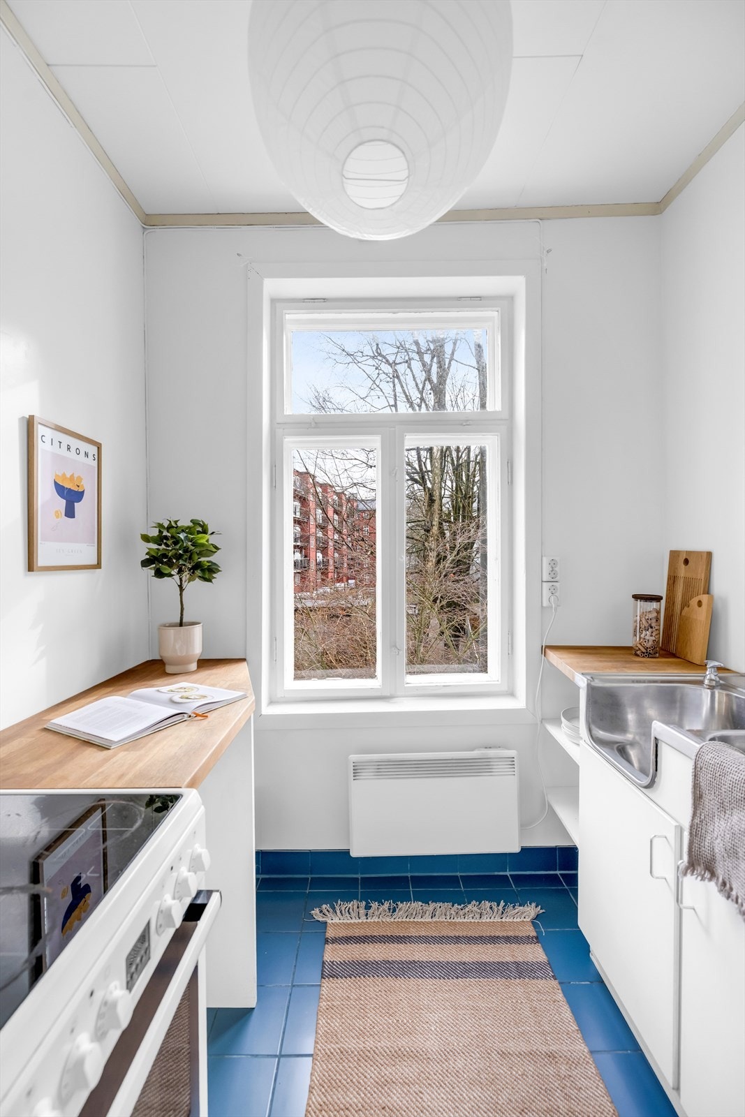 Kjøkkenet har naturlig ventilasjon med oppdriftsventilasjon via luke. Galleribilde