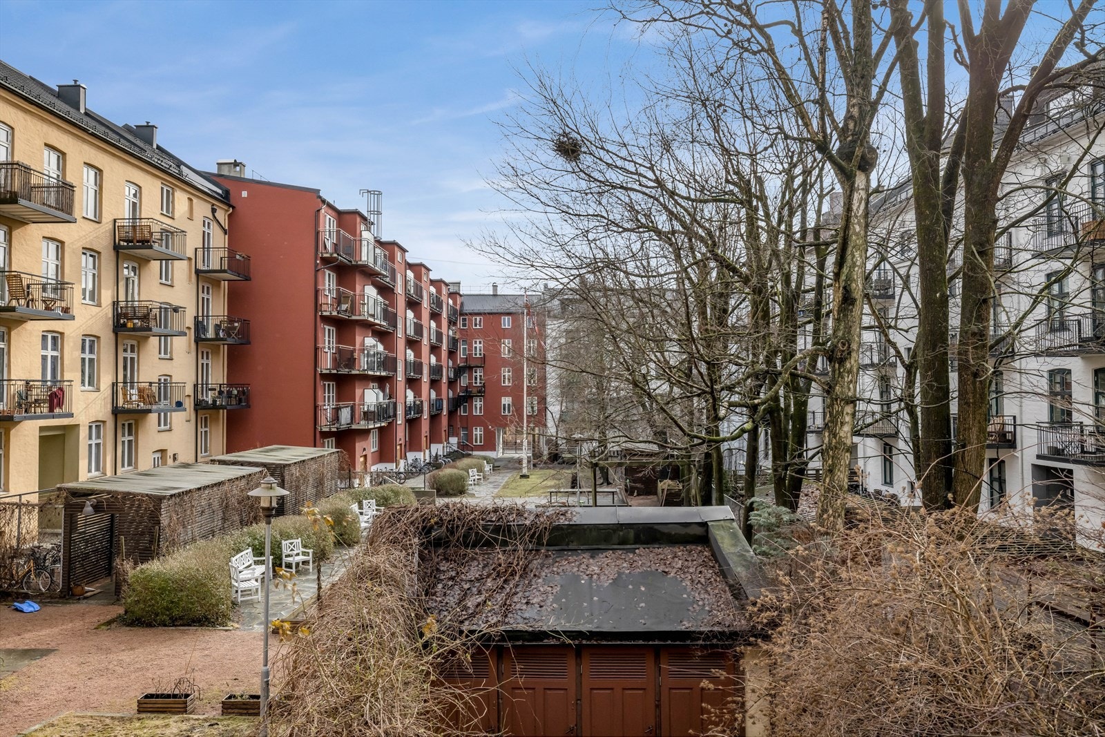 Utsikt over det hyggelige, felles gårdsrommet. Galleribilde