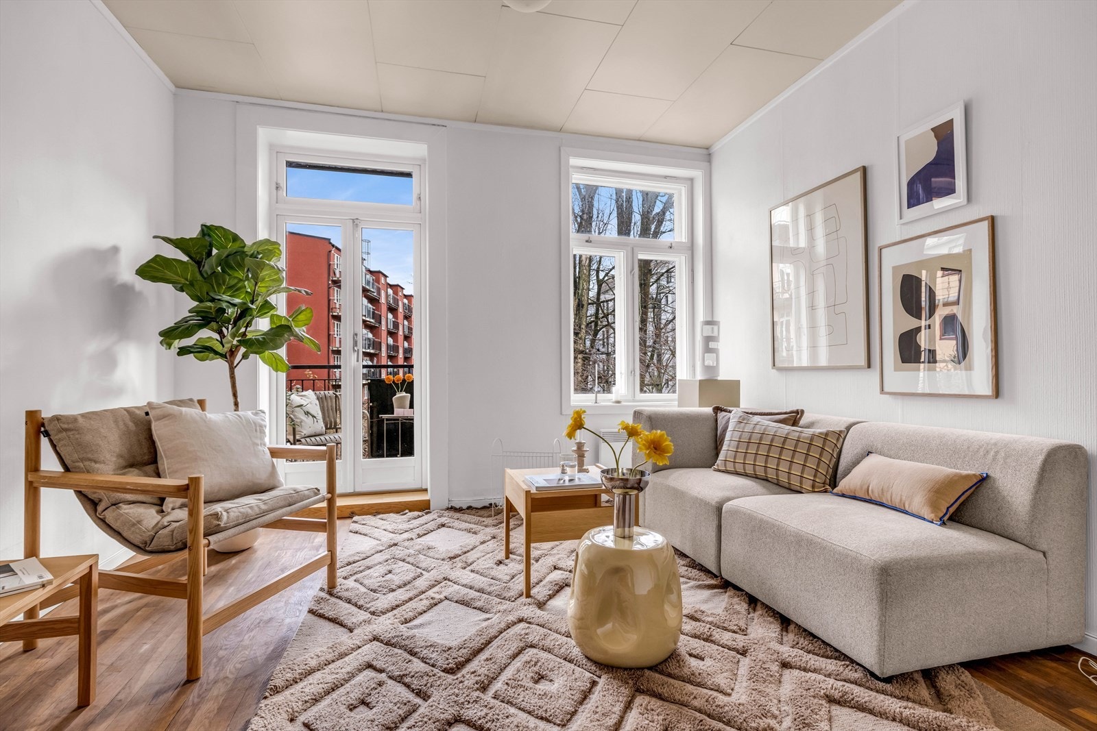 Utsikt mot det rolige og grønne gårdsrommet fra stue og balkong. Galleribilde